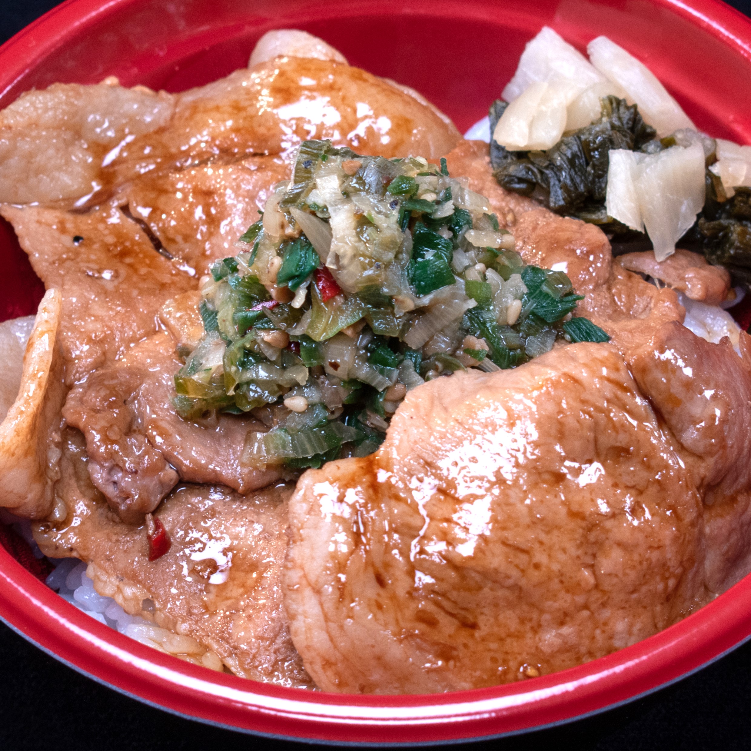 彩の国黒豚丼（しゃくし菜漬を添えて）