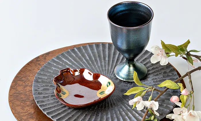美濃焼のまち岐阜県多治見市。ここで作られる陶磁器は、わたしたちの毎日の暮らしに寄り添っています。今年も暮らしを愉しむ器をテーマに豊富に商品を取り揃えております。あなたの暮らしを彩る器を探してみませんか？
                      <div style='font-size: 14px; margin:0;text-align:right'>運営：<a href='https://tatosyo.com/' style='font-size: 14px;color:darkslateblue' target='_blank'>多治見市美濃焼振興協会</a></div>
                      <div style='display:none;background-color:#DBE4D1;border:2px solid #ccc;padding:6px;margin-bottom:-10px;font-size:0.95em;'>期間中、インテリアコーディネーター祖父江加代子氏による魅力的に彩るテーブルウェアコーディネートのポイントを解説するセミナーを行います。詳しくは<a style='display:none; font-size:inherit; color:blue;text-decoration:underline;' href='https://www.city.tajimi.lg.jp/kanko/twf.html' target='_blank'>こちら</a></div>
