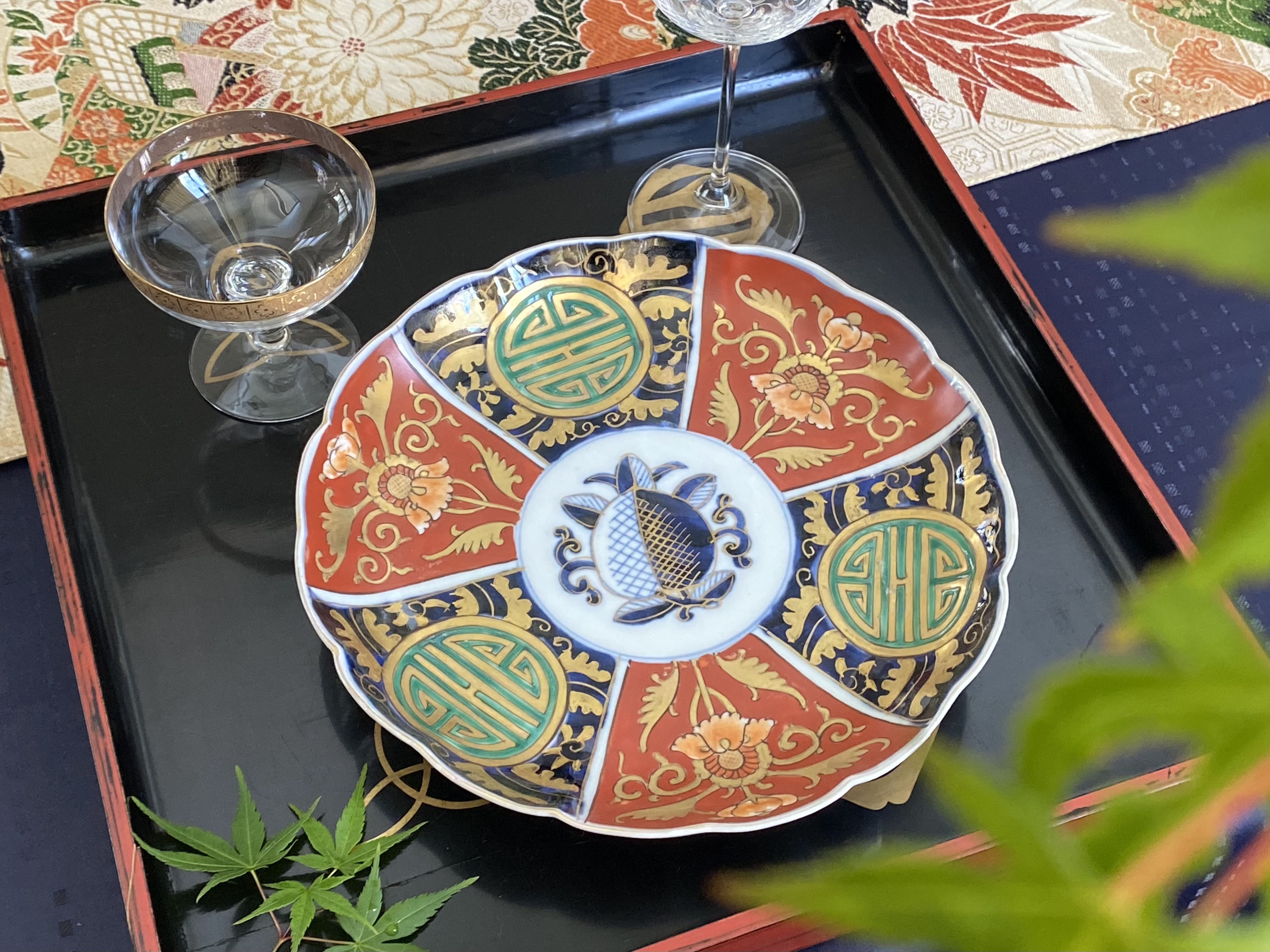 明治伊万里 色絵金彩 桃文 8寸皿
