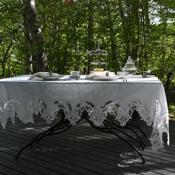レースエッジ　テーブルクロス　　160&times;265㎝