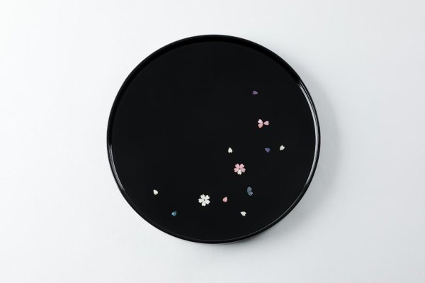 80丸盆　桜（貝入）黒