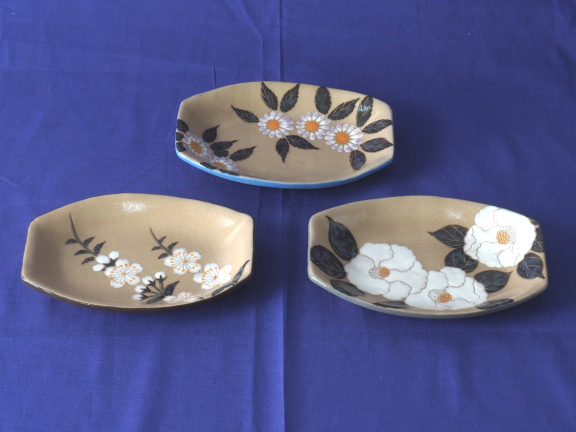 草花文舟形深皿（桜・みやこ忘れ・椿）