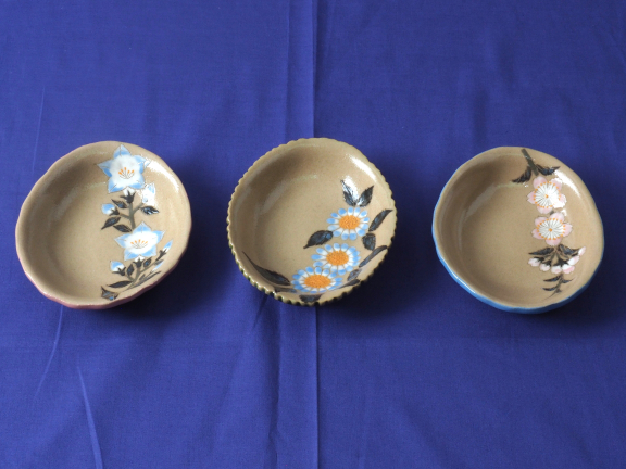 草花文丸形深皿（桔梗・桜・みやこ忘れ）