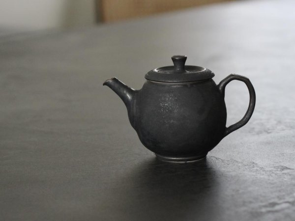炭火黒金　後手急須