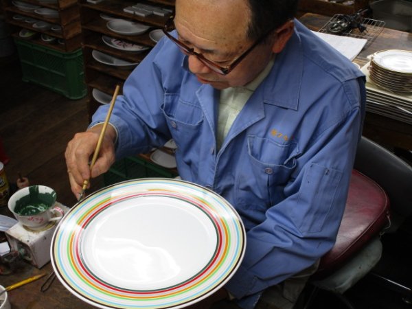 絵付け加工　職人の筆での線加工