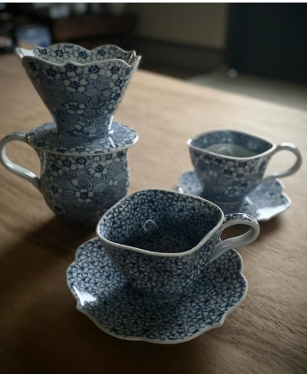 桜尽し珈琲碗皿(手前の作品)