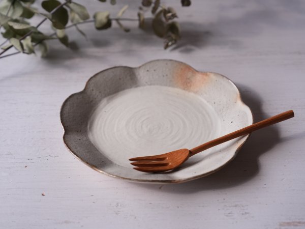 渕荒粉引輪花皿　中